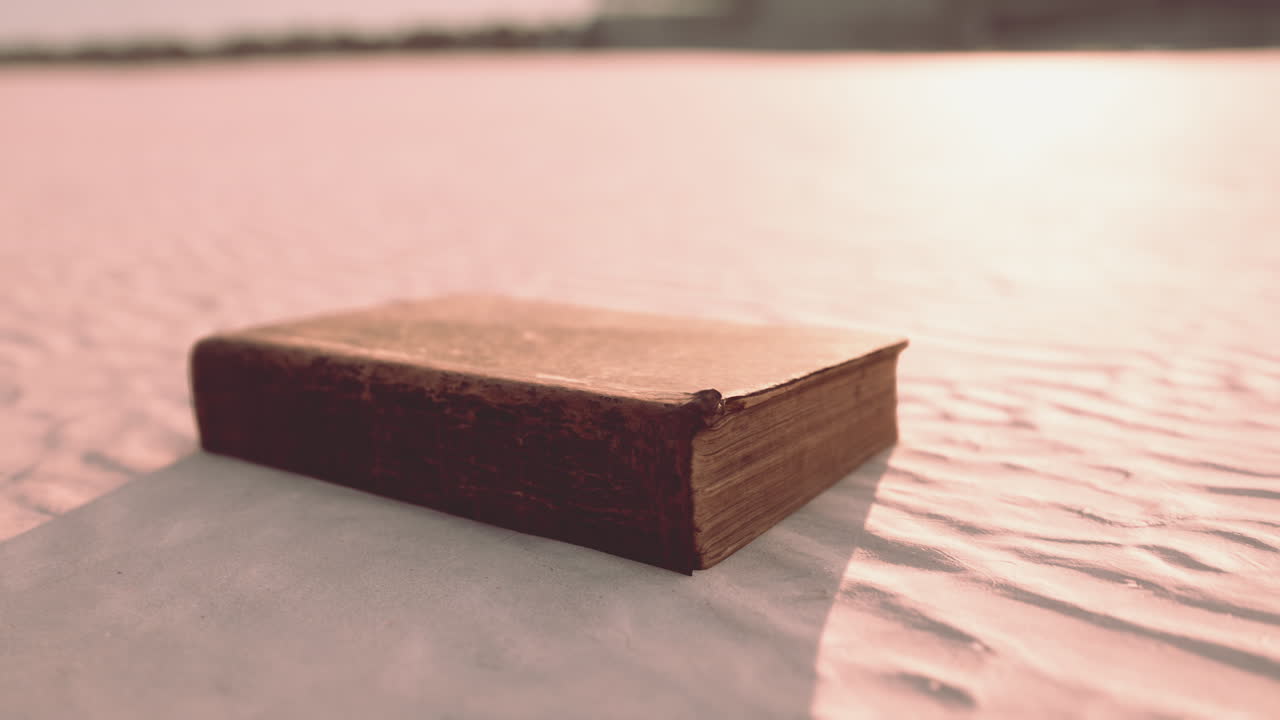 vecchio libro sulla spiaggia di sabbia
