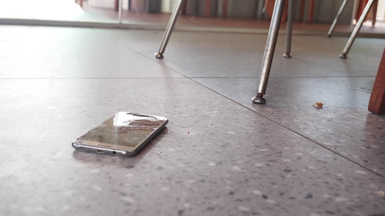 바닥에 부러진 스마트폰