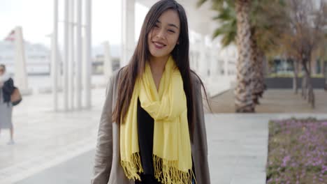 Mujer-Joven-Con-Estilo-Disfrutando-De-Un-Paseo-Por-La-Ciudad