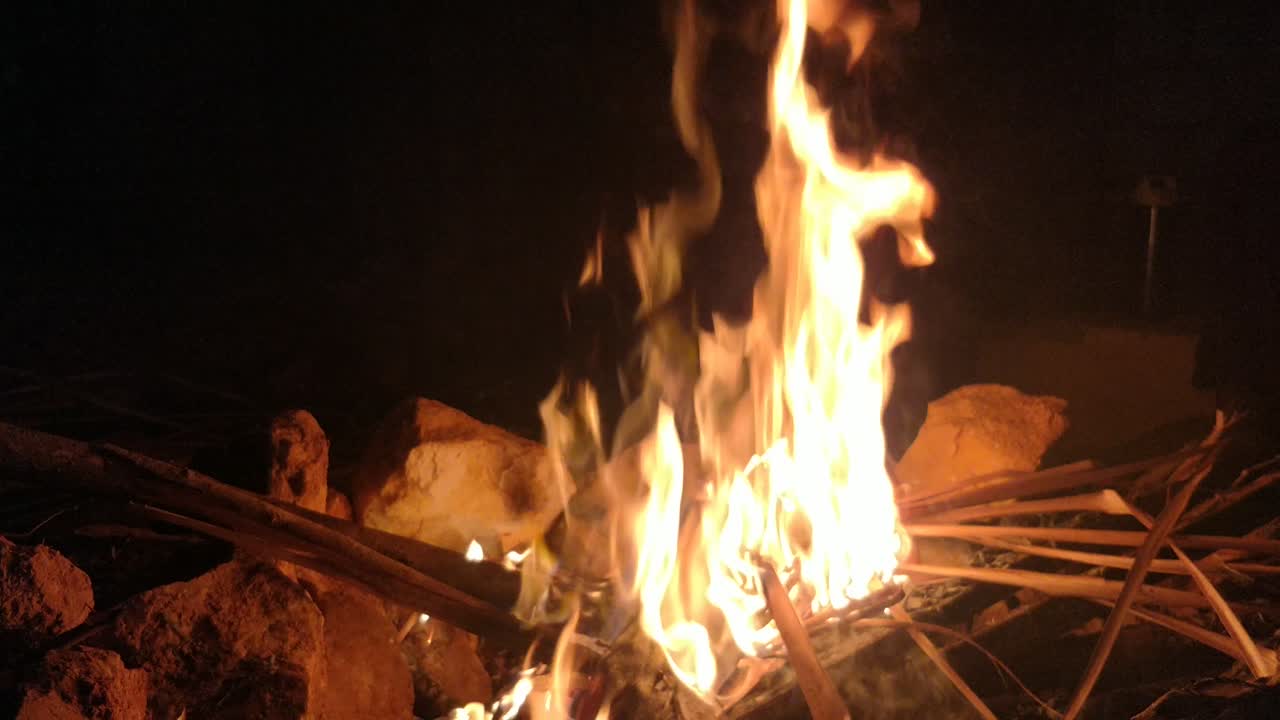 밤에 나무를 태우는 모닥불