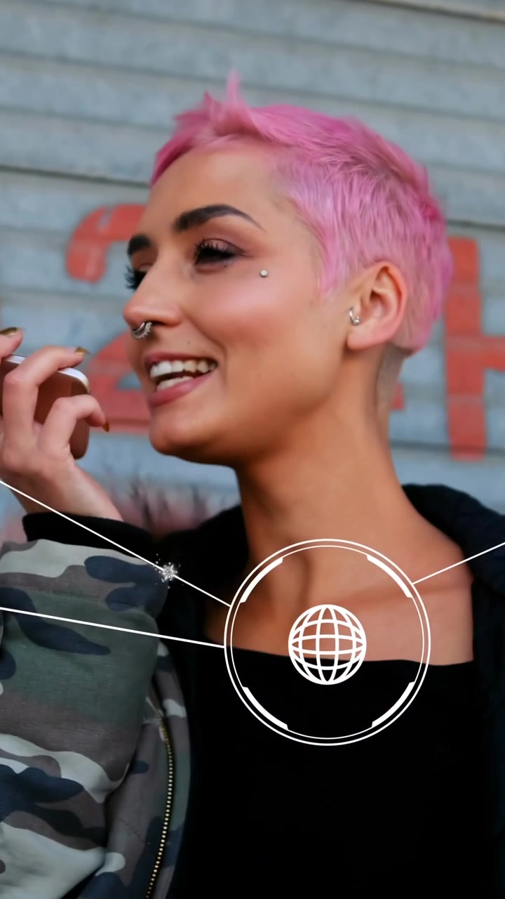 Animasjon av nettverk av ikoner over hipsterkvinne som snakker i smarttelefon på gaten