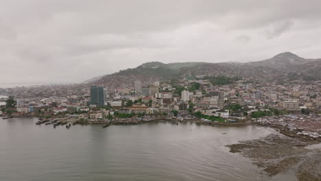 Imágenes-Aéreas-De-La-Costa-Del-Centro-De-Freetown,-Sierra-Leona