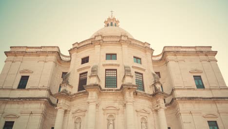 Lissabon-Alte-Kathedrale-Nationales-Pantheon-Ganze-Vorderfassade-Bei-Sonnenaufgang-Niedrigwinkel-Kranbewegung-4k