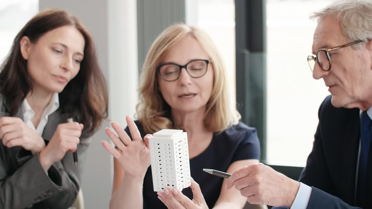 líder segura de sí misma convencida de su opinión