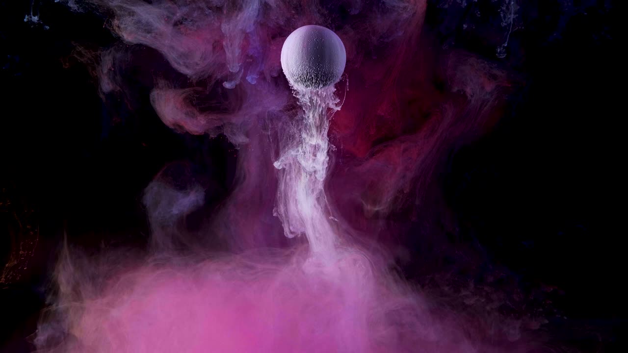 la pintura de tinta multicolor fluye lentamente de la pelota