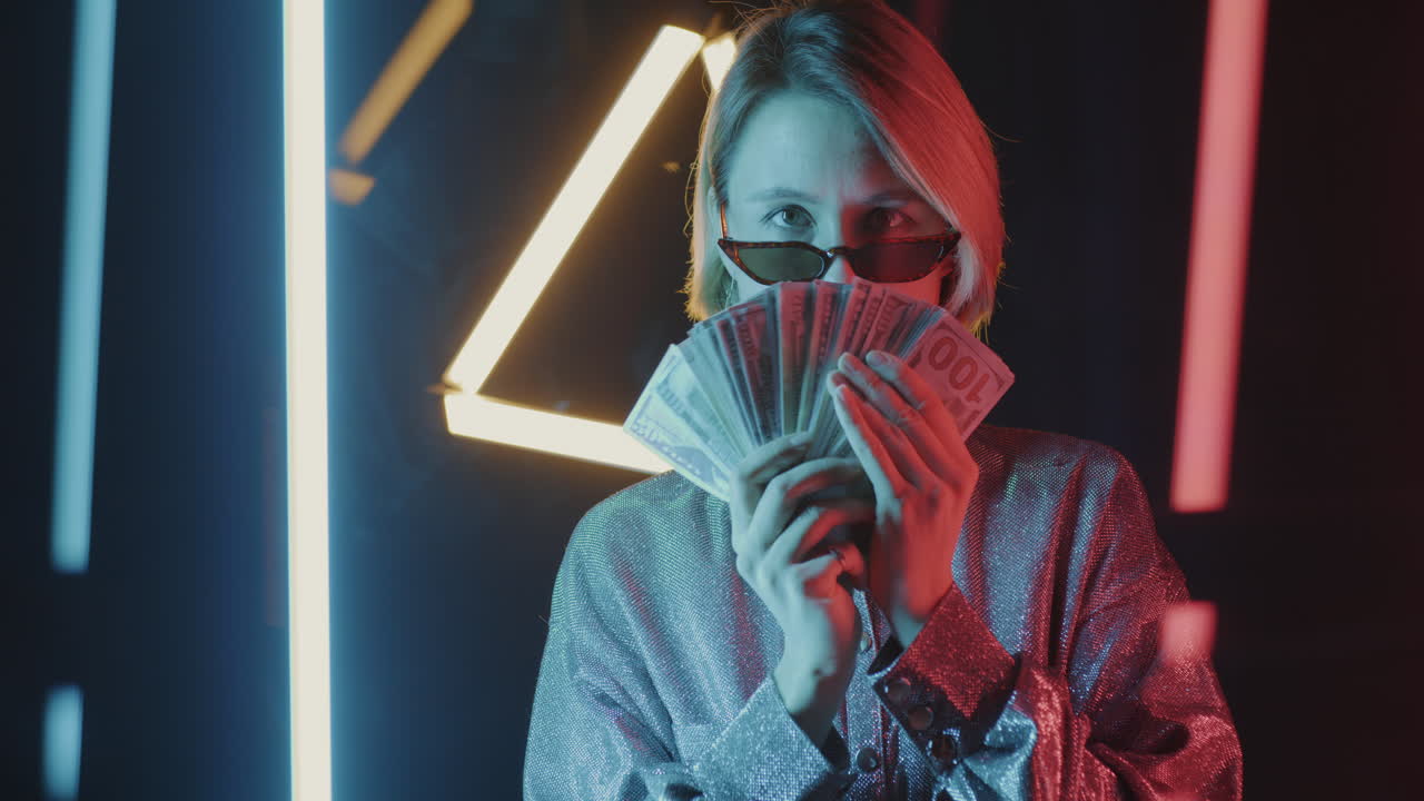 Donna con denaro sotto luci al neon