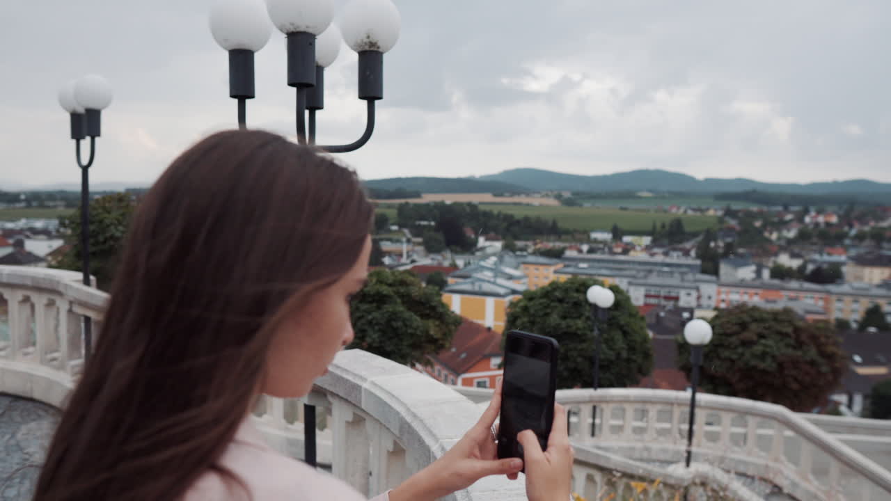 도시 풍경 의 사진 을 찍는 여자