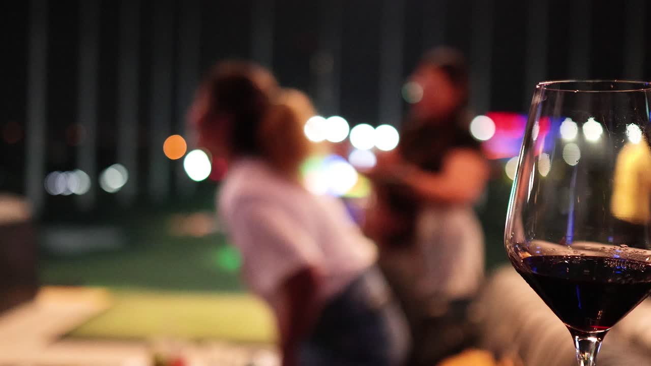 amigos disfrutando de una animada reunión nocturna