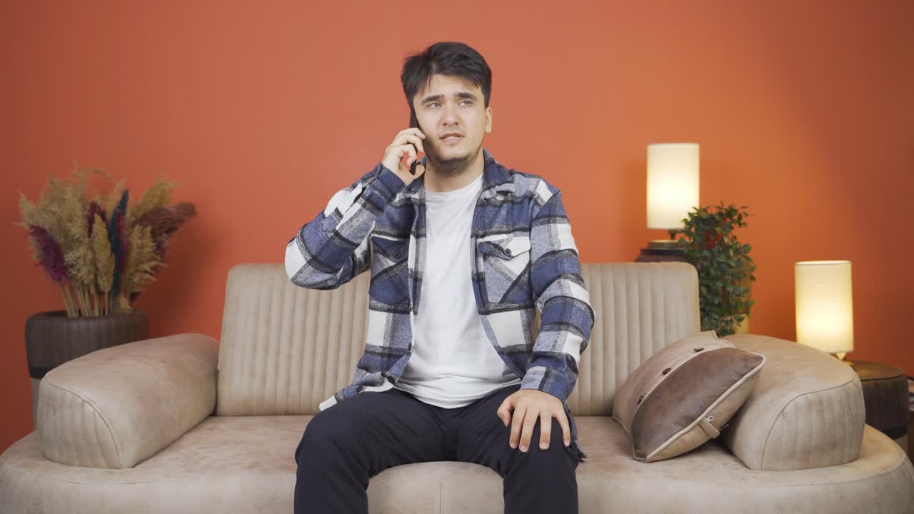 전화로 나쁜 소식을 받은 사람.