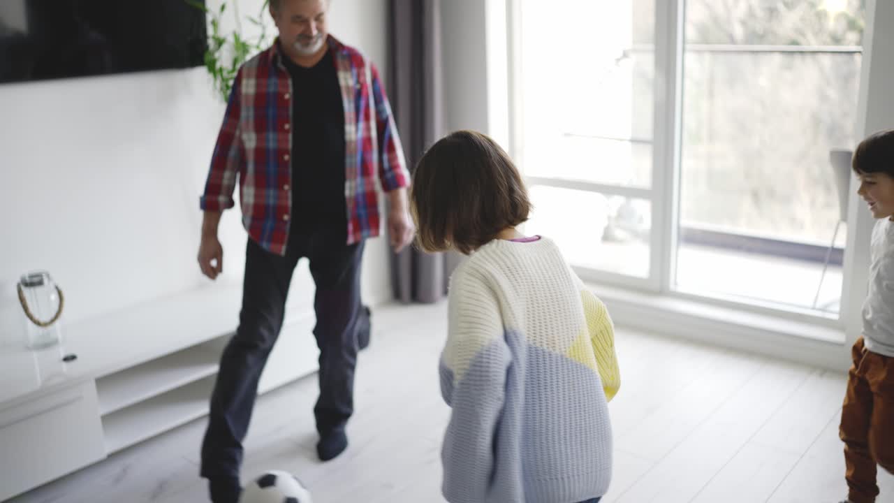 할아버지 와 손녀 가 집 에서 축구 를 하고 있다