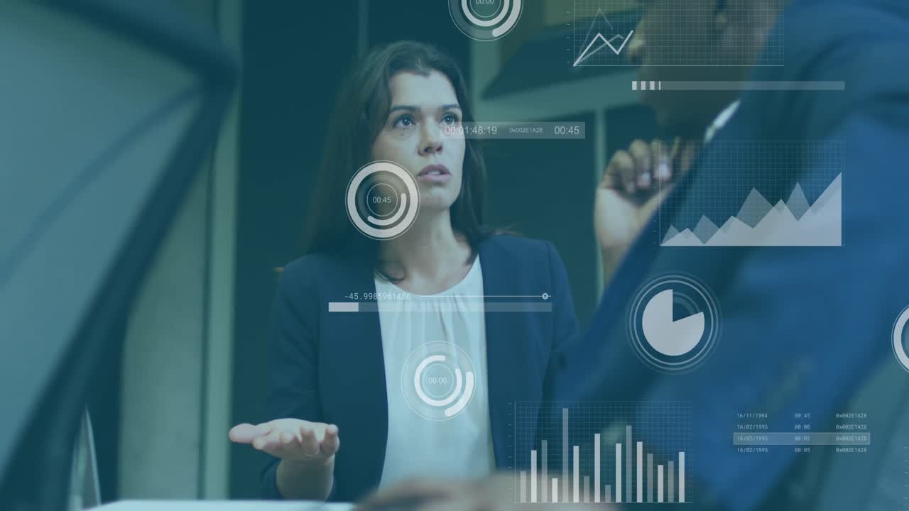 animación del procesamiento de datos sobre diversos hombres y mujeres de negocios discutiendo en la oficina