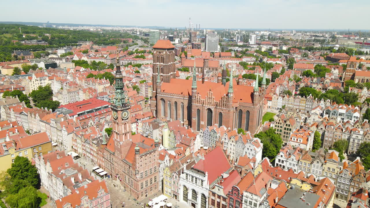 vista aérea del histórico ayuntamiento principal de gdansk y st