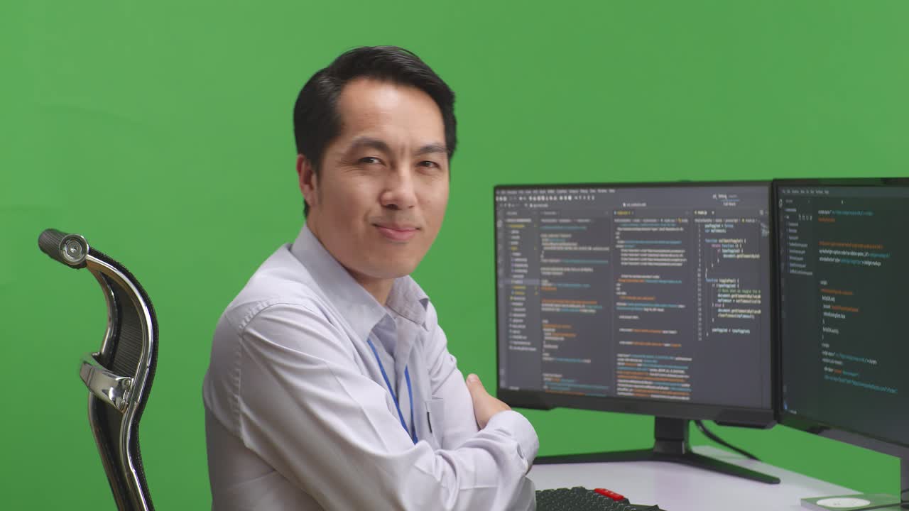 hombre trabajando en una computadora