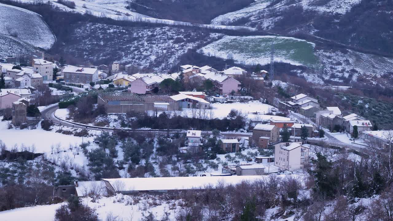 이탈리아 아브루초 주 가디아그레레 에서 눈 인 집 들 의 풍경