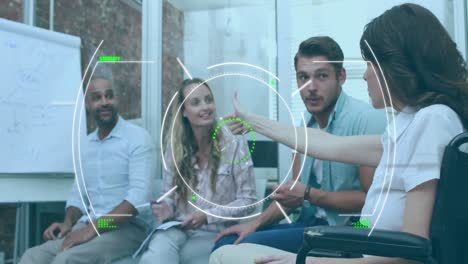 animación de escaneo de alcance sobre diversas personas de negocios en la oficina