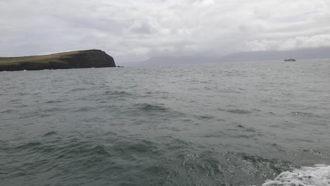 Avanzando-Hacia-El-Mar-De-Irlanda-Frente-A-La-Costa-De-Kerry,-Tierra-A-La-Izquierda-Y-Un-Barco-A-La-Derecha.