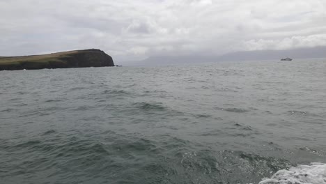 двигаясь в ирландское море у побережья керри, земля слева и лодка справа