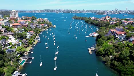 Drohnen-Luftaufnahme-Mosman-Bay-Yachten-Bootsanlegestelle-Fähre-Kai-Cremorne-Point-Neutral-Bay-North-Sydney-Bradleys-Head-Taraonga-Zoo-Hafen-Wohnwohnungen-Tourismus-CBD-NSW-Australien-4k