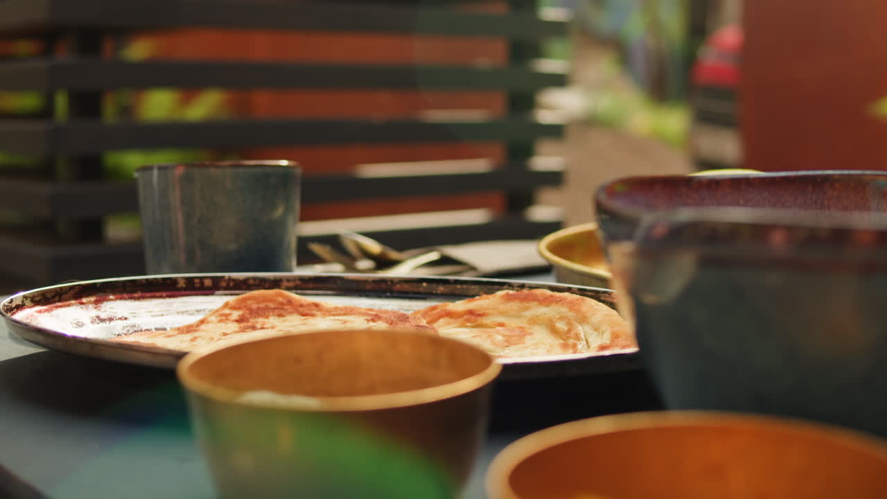 마당 에서 야외 의 아침 식사