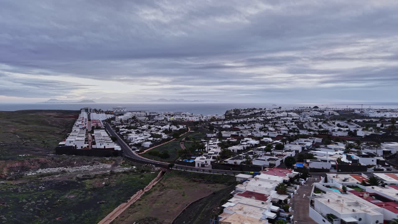 Vedute aeree di Lanzarote che mostrano il paesaggio e gli edifici