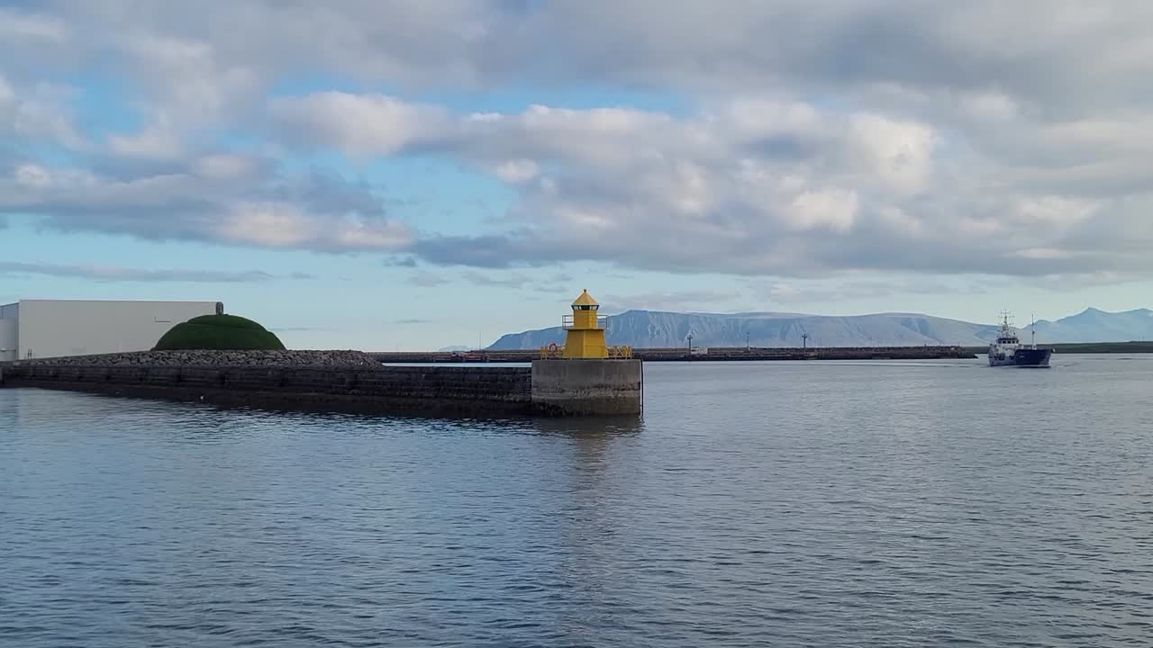 one of the yellow lighthouses in the port of Reykjav&iacute;k city