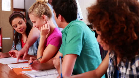 estudiantes jóvenes aprendiendo en la biblioteca con su maestro