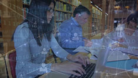 animación del procesamiento de datos sobre un grupo de personas caucásicas que estudian en la biblioteca