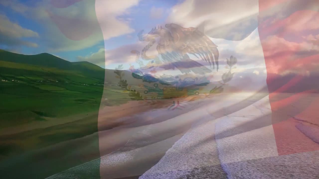 Composizione digitale: bandiera del Messico che sventola su una vista aerea delle onde nel mare.