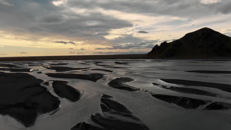 Islandia-Río-Drone-Tiro-De-Río-Y-Montaña-Al-Atardecer