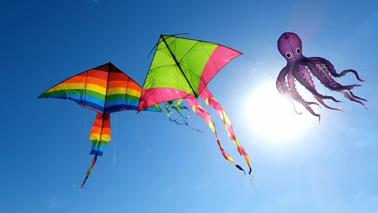 Cieli Azzurri Luminosi Pieni di Aquiloni Colorati e un Giocoso Design a Polpo, che Volano Alti nell'Aria Sotto la Luce Radiosa del Sole
