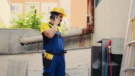 ingeniero en el teléfono con el dueño de la casa