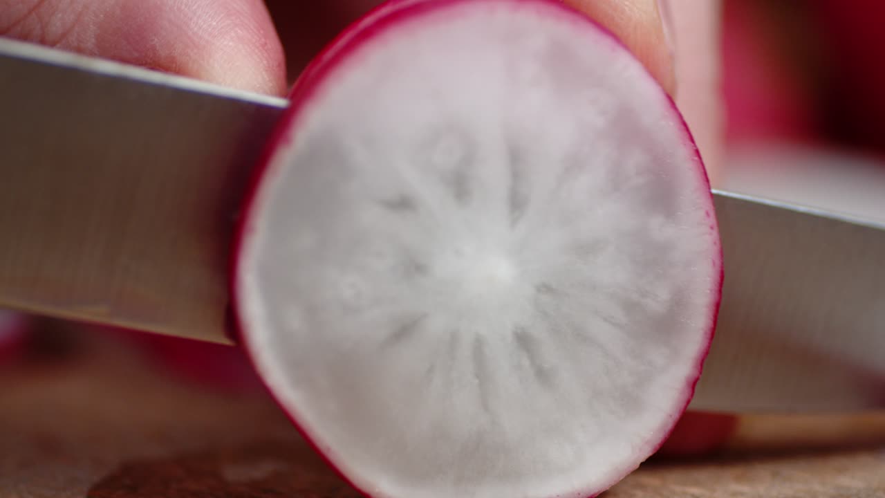 el hombre con el cuchillo cortó un pedazo redondo de rábano.