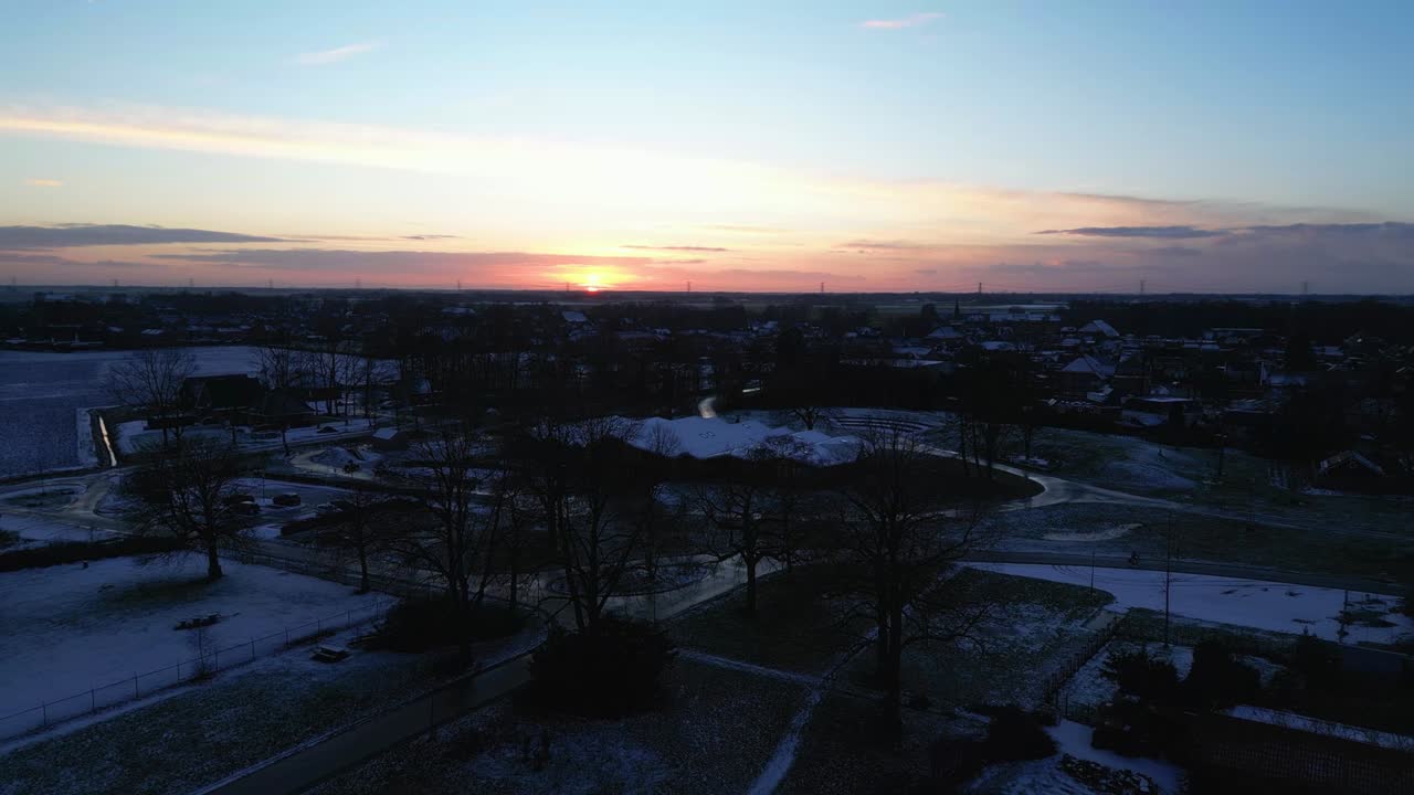 закат с деревней на переднем плане