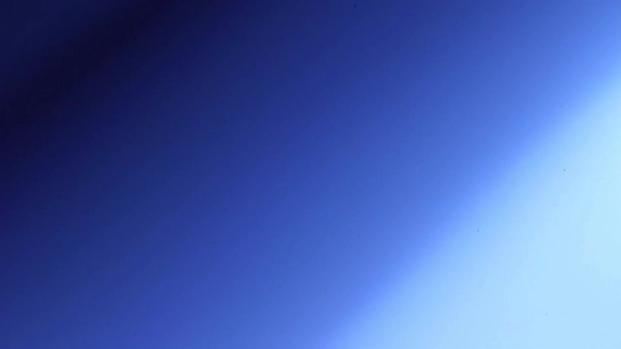 Perdita di Luce Blu Astratta che Transita su Sfondo Scuro