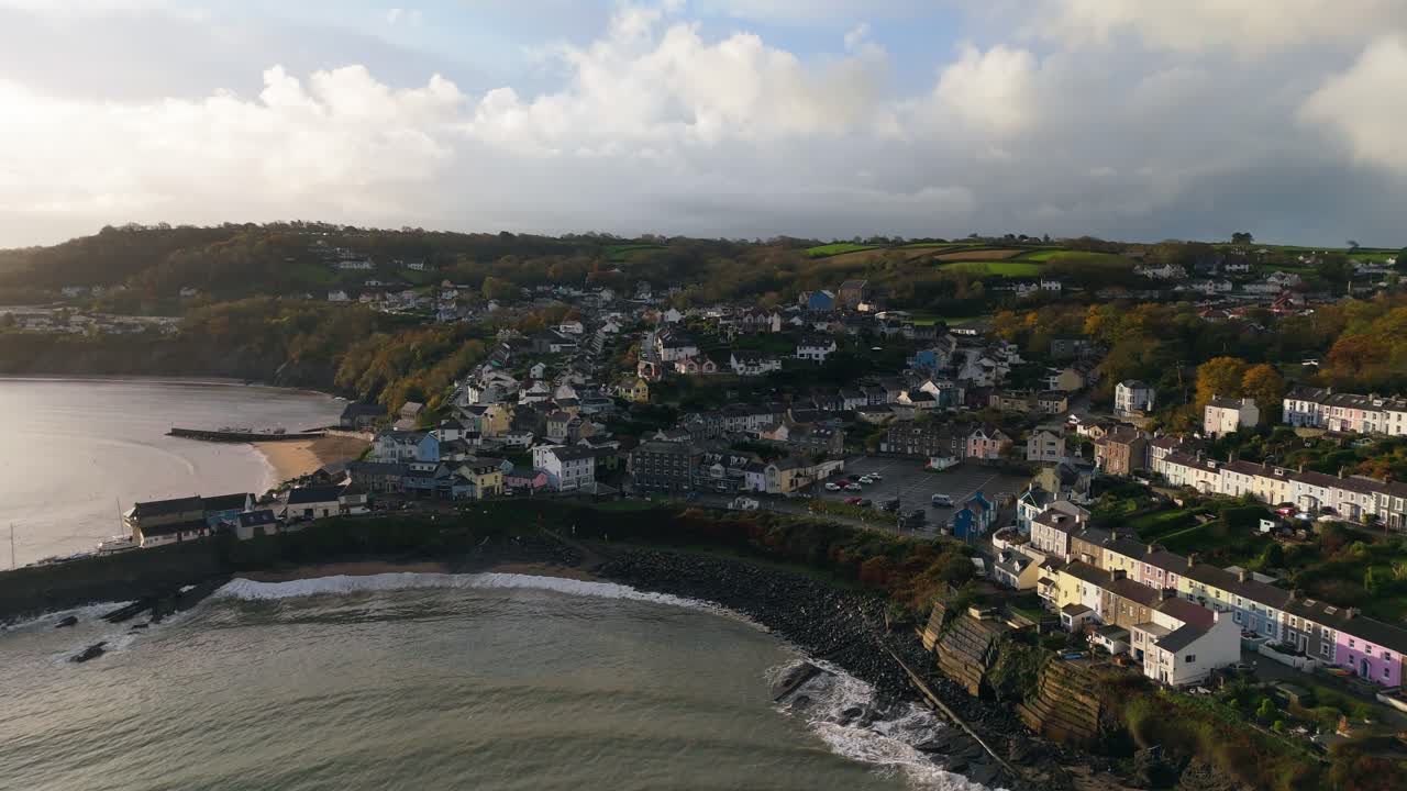 desciende desde el aire en la serena bahía de gales revelando pequeñas casas de colores