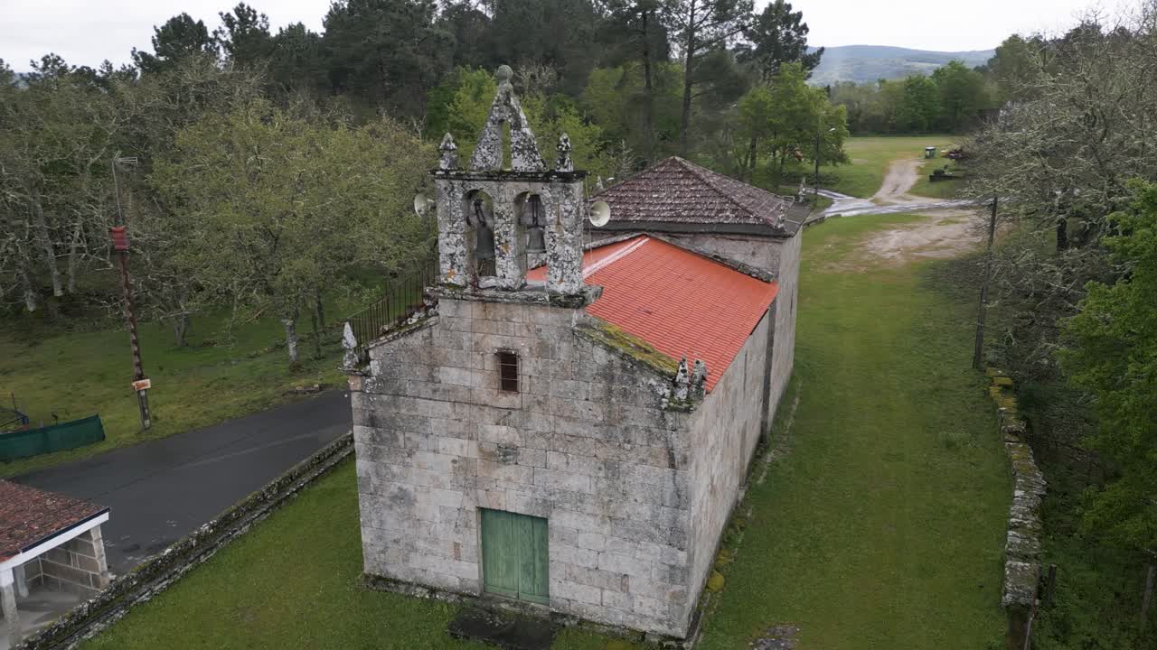 iglesia de san amaro das regadas, beade, ourense, españa - desde el aire