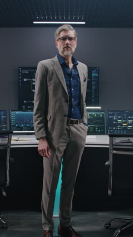 hombre de negocios en una sala de control moderna