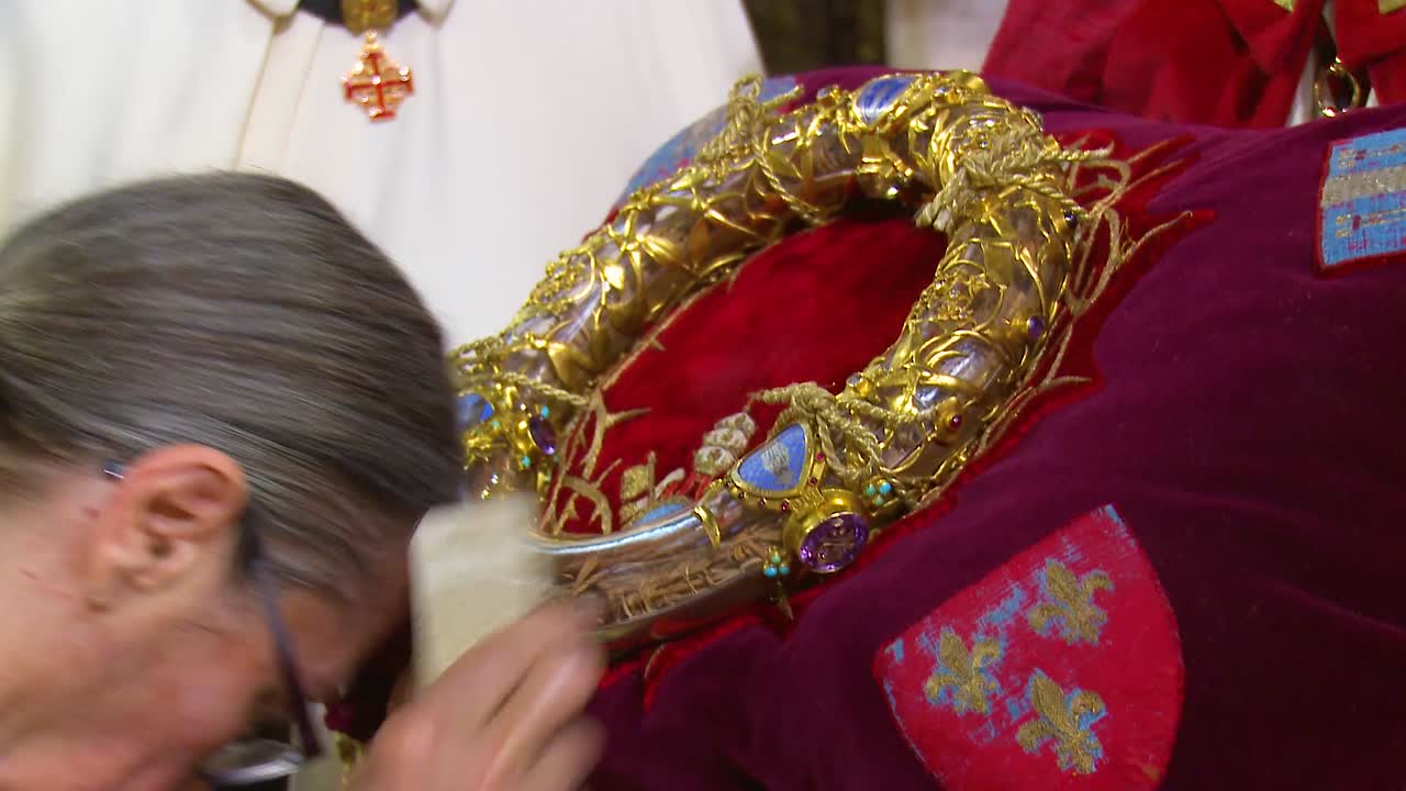 파리의 가톨릭 노트르담 대성당 내부 종교 방문자는 성물 1에 키스