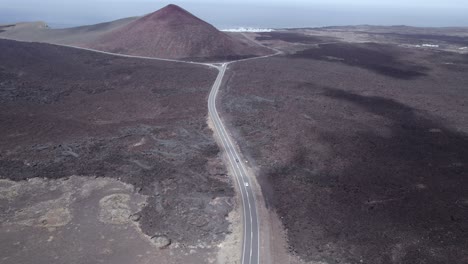 Luftaufnahme-Der-Straße-Und-Des-Sich-Bewegenden-Wolkenschattens-Im-Vulkangebiet