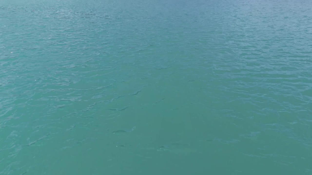 노르웨이 의 야생 풍경 을 가로질러 흐르는 푸른색 강 의 공중 풍경 과 배경 에 있는 산 들