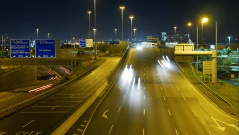 vehículos que viajan en la salida de la ciudad de la autopista n7 en dublín, irlanda en la noche - timelapse