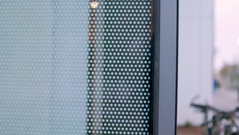 Nahaufnahme-Eines-Keramischen-Punktfrittenmusters-Auf-Einem-Glasfenster