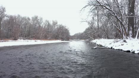 Disparo-De-Un-Dron-Pasando-Por-Encima-De-Un-Río-En-Idaho-En-Una-Fría-Mañana-De-Invierno