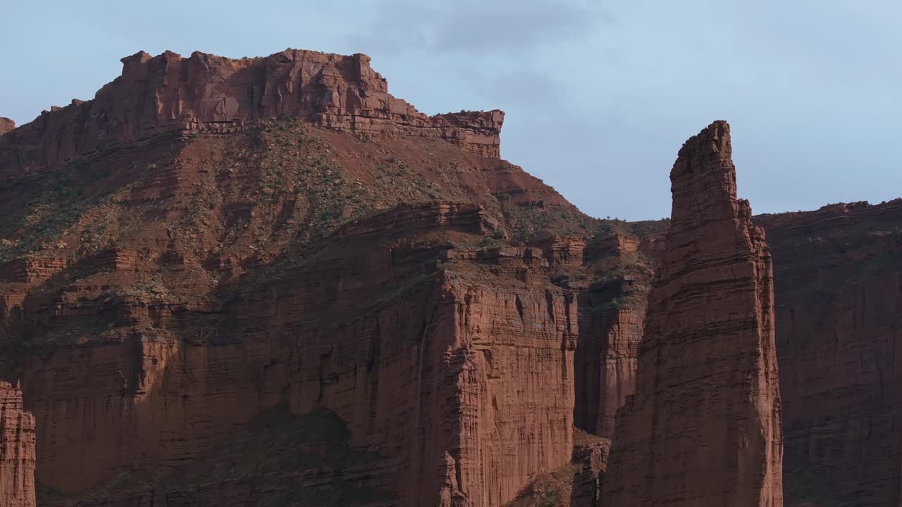Vista delle maestose formazioni rocciose rosse a Fisher Towers, Moab, Utah