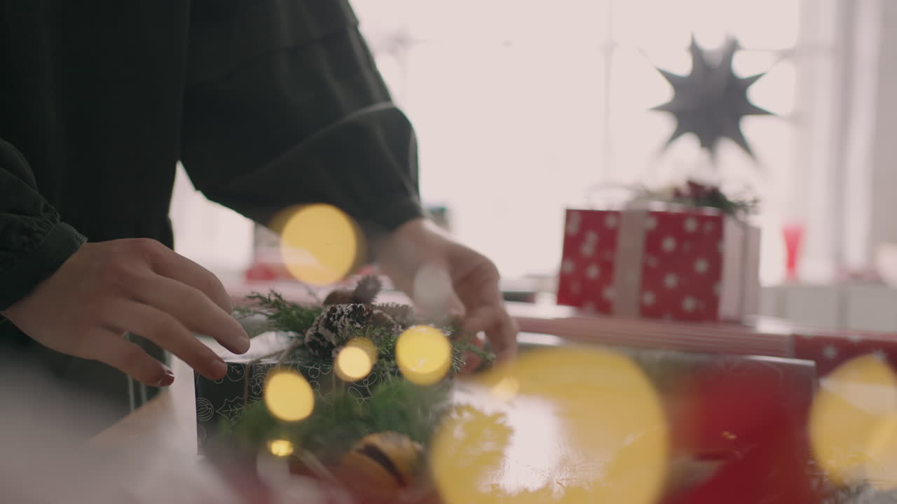 una mujer entrega un regalo empaquetado. comprando un regalo. guirnaldas y luces