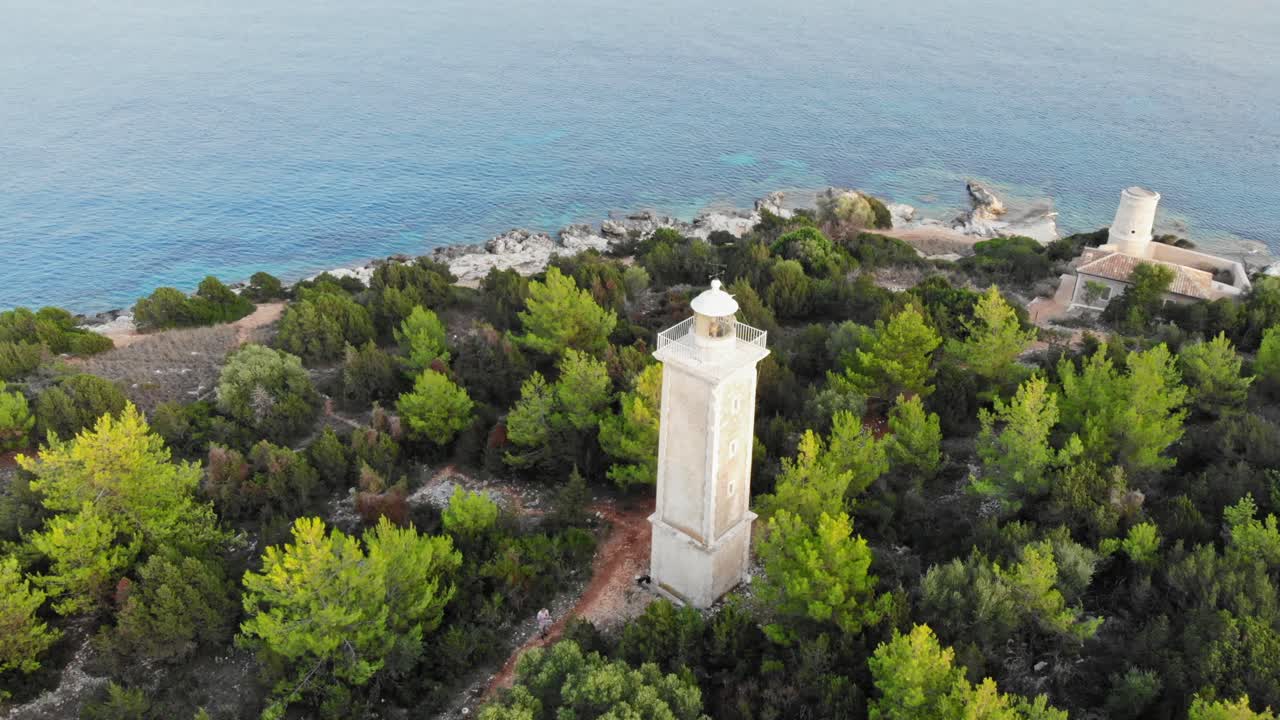 faro y antiguo faro en ruinas, fiskardo, cefalonia, islas jónicas, grecia, europa - toma aérea de drones