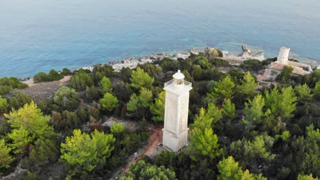 Faro-Y-Antiguo-Faro-En-Ruinas,-Fiskardo,-Cefalonia,-Islas-Jónicas,-Grecia,-Europa---Toma-Aérea-De-Drones