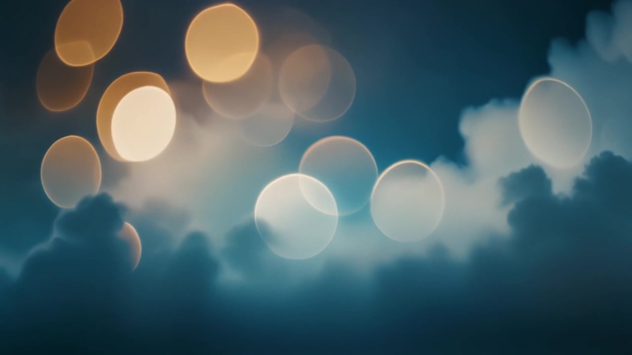 Sfondo astratto di luci bokeh dorate e luminose su nuvole scure