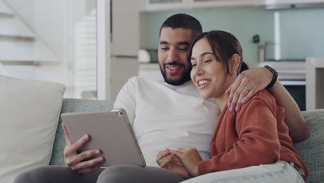 Una-Pareja-Hablando-En-Una-Tableta-Mientras-Está-Sentado