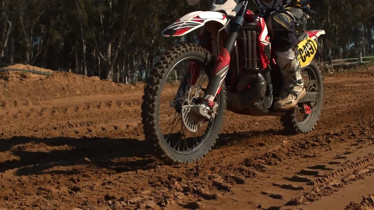 hombre montando una bicicleta de moto cross